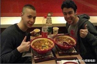 老外吃国产方便面视频,味道惊艳，直呼过瘾！