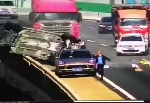 国产车桥上坠落视频播放